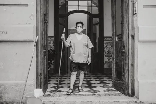 Retrato de una limpiadora en su lugar de trabajo, del proyecto documental La Segunda Línea