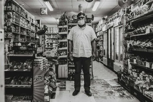 Retrato de un tendero en su comercio, del proyecto documental La Segunda Línea